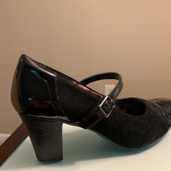 Clarks beautiful suede dress shoes with leopard lining. - Picture 2 of 4